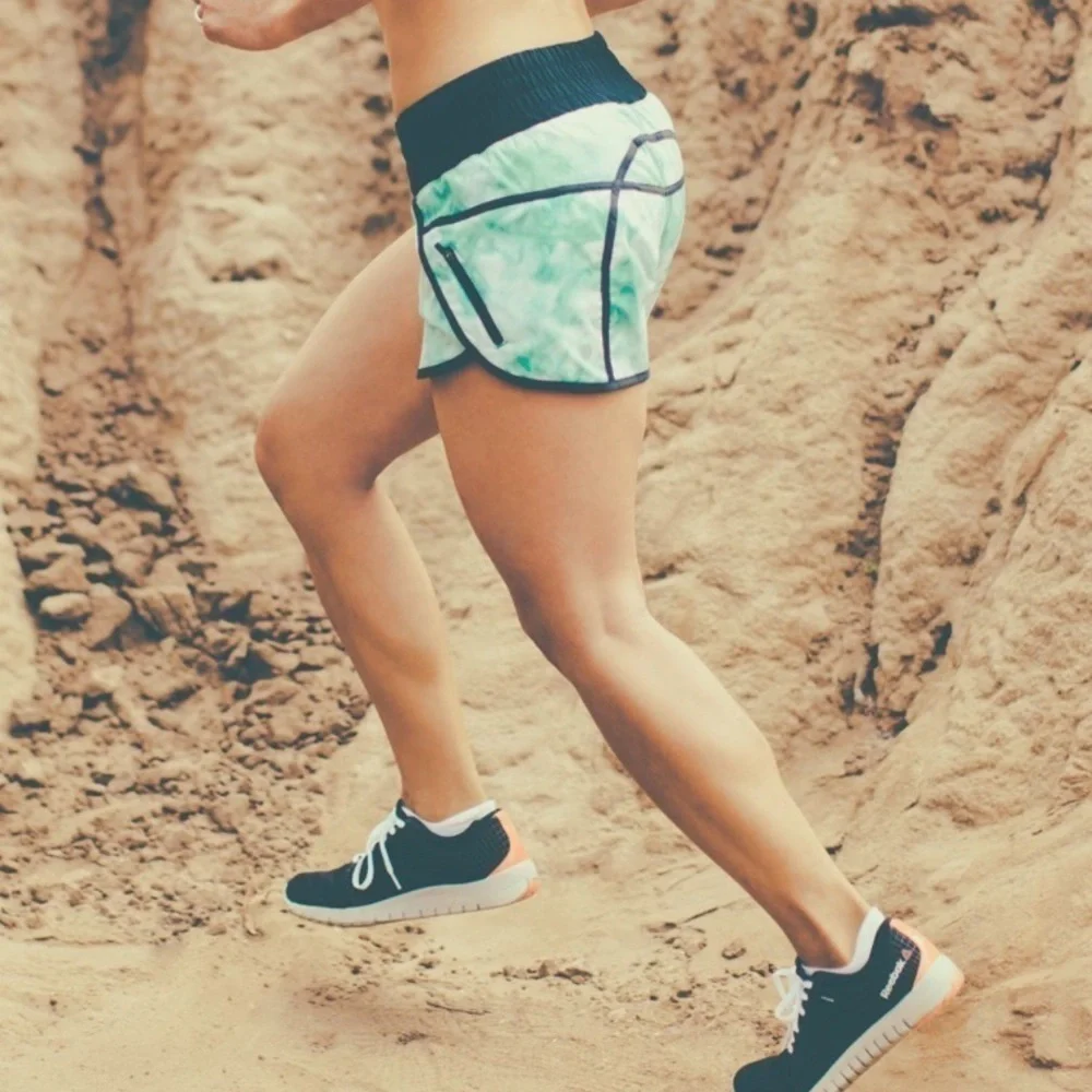 Lululemon Tracker short II Sz 6 lined EUC spray dye white blue tropics